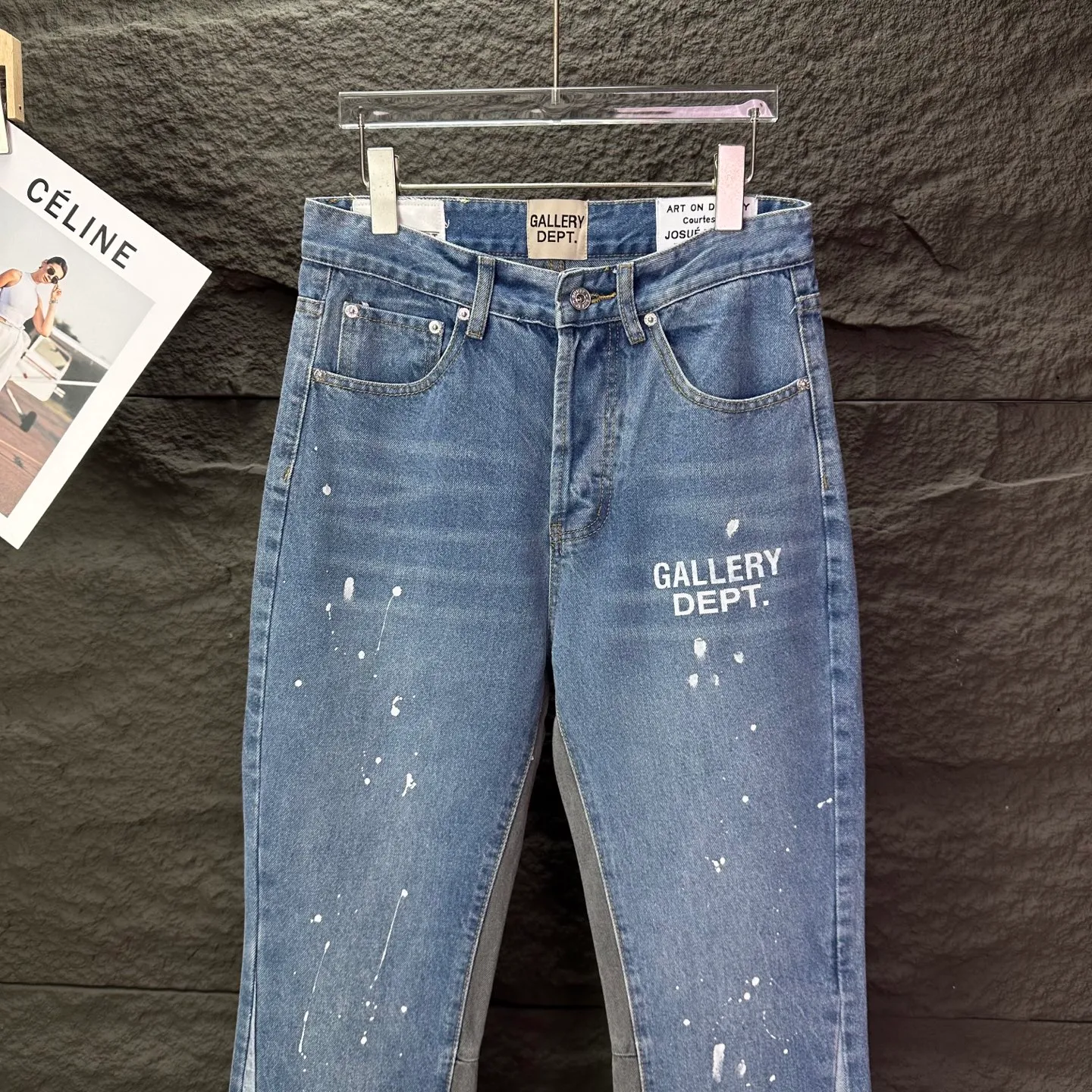 P250 GALLERY DEPT. 2025 new splash-ink hand-painted letter splicing couple style loose washed flared jeans 🔥High version🔥High version🔥 Top ceiling quality Styles with different washed textures are very friendly to people with thin legs and thick legs. The slightly flared version is very flattering. Moderate length that never goes out of style, easy to match with casually, basic styling for various styles, a must-have in the wardrobe! The fabric is stiff but also makes the upper body soft without losing texture. The washing process is even more perfect. It is a must-have item for everyone! ! ! Washed wheat, tag, pants label, three complete labels Color: washed black, washed blue Size: 28, 30, 32, 34 (four sizes)